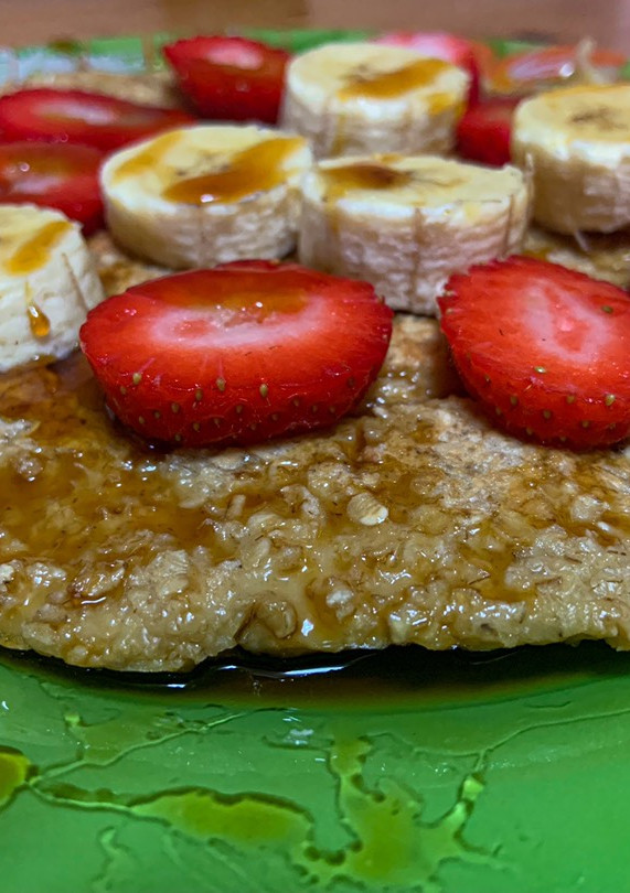 Una foto de Tortitas de avena con fresa, plátano y miel de Palma