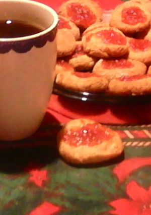 A picture of Oat meal cookies with honey and mermelade.