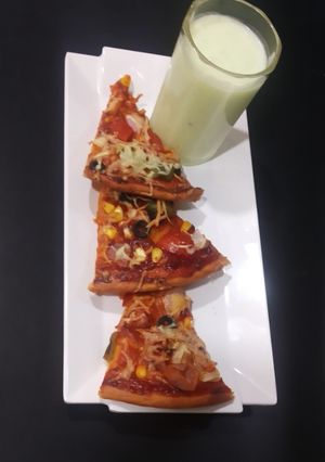 થ્રી સોસ પીઝા (Three Sauce Pizza Recipe in Gujarati) રેસીપી મુખ્ય ફોટો