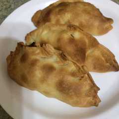 A picture of Empanadas de pollo y queso.
