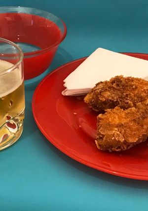 Una foto de Muslos y alitas crocantes a mi manera (KFC modificada)