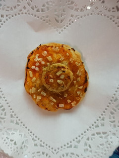 Una foto de Hojaldre de cebolla y orégano 😋