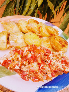 A picture of Fried sweet potatoes and tomatoes sauce.