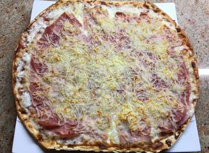 Una foto de Pizza 🍕 montada sobre una torta de gazpachos 😋