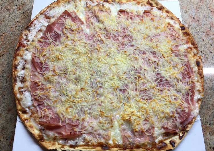 Pizza 馃崟 montada sobre una torta de gazpachos 馃構