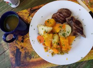 Una foto de Churrasquitos calabaza, papa, zanahoria y caldo de verduras
