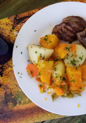 Una foto de Churrasquitos calabaza, papa, zanahoria y caldo de verduras