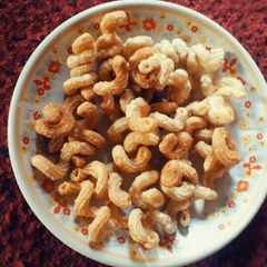 A picture of Macroni pop corn.