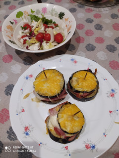 Una foto de Mini pizzas de berenjena