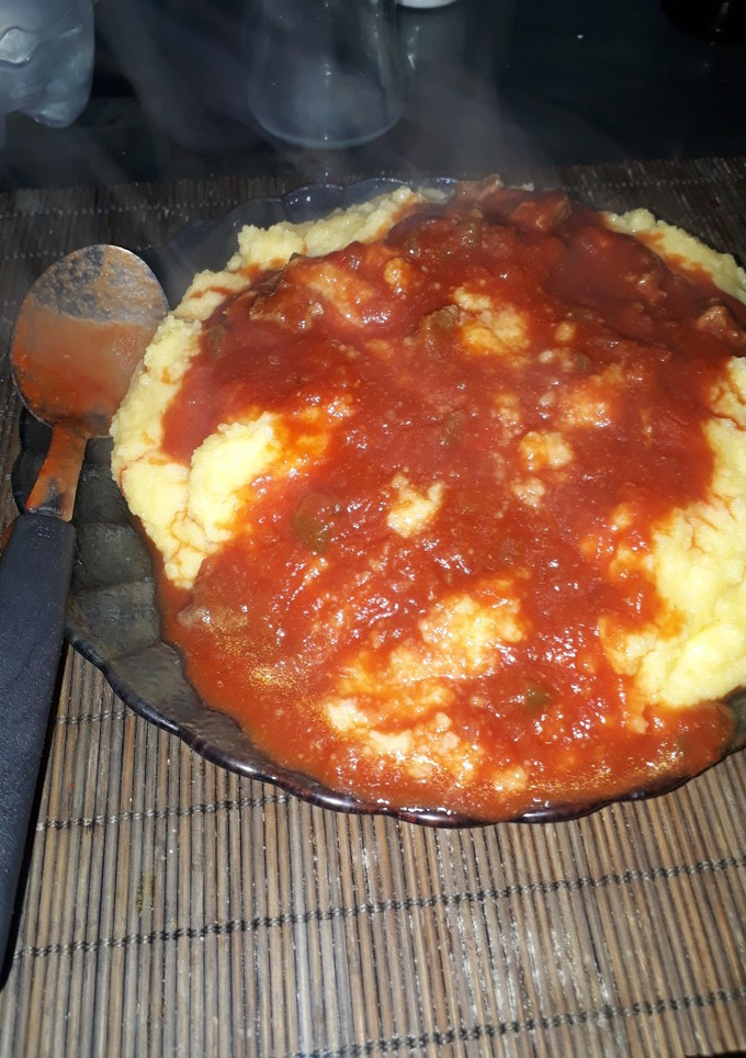 Una foto de Polenta con salsa de carne
