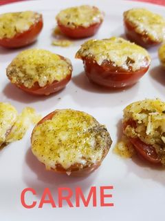 Una foto de Tomatitos kumato con queso gratinado