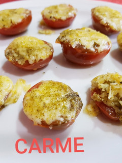 Una foto de Tomatitos kumato con queso gratinado