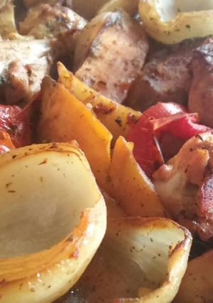 Una foto de Pollo al horno con papa y batata~