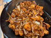 Una foto de pollo con salsa de soja
