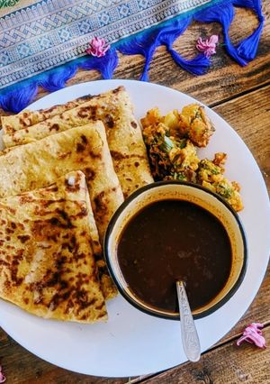 A picture of Puran Poli Katachi Aamati.