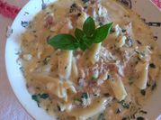 Uma foto de penne frango