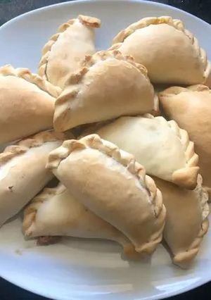 Una foto de Empanadas de carne cortada a cuchillo