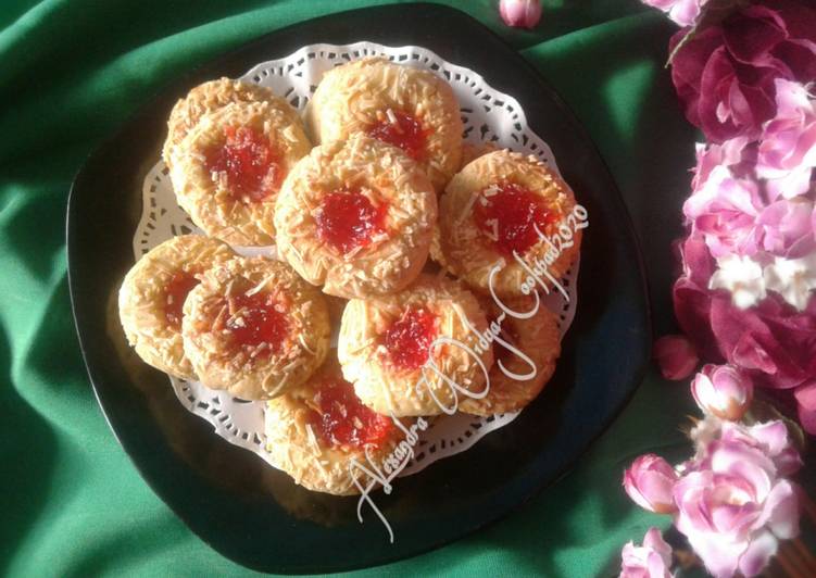 Cara Gampang Menyiapkan Strawberry & Cheese Thumbprint Cookies yang Enak