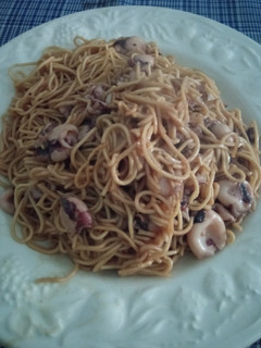 Una foto de Fideos chinos con chipirones y salsa de soja