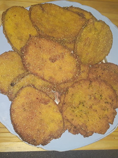 Una foto de Milanesas de 🍆Rebozadas con Pan rallado y Polenta,🌽