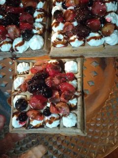 Una foto de Waffles con frutos rojos