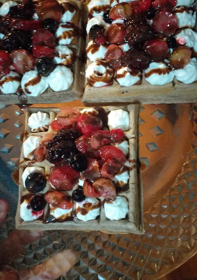 Una foto de Waffles con frutos rojos