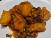 Una foto de patatas guisadas con churrasco