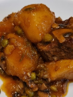 Una foto de Estofado de costilla de ternera con champiñones