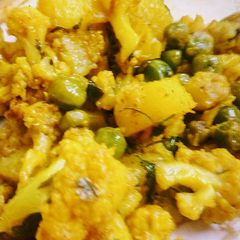 A picture of Spicy matar gobhi.