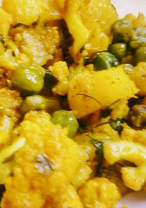 A picture of Spicy matar gobhi.