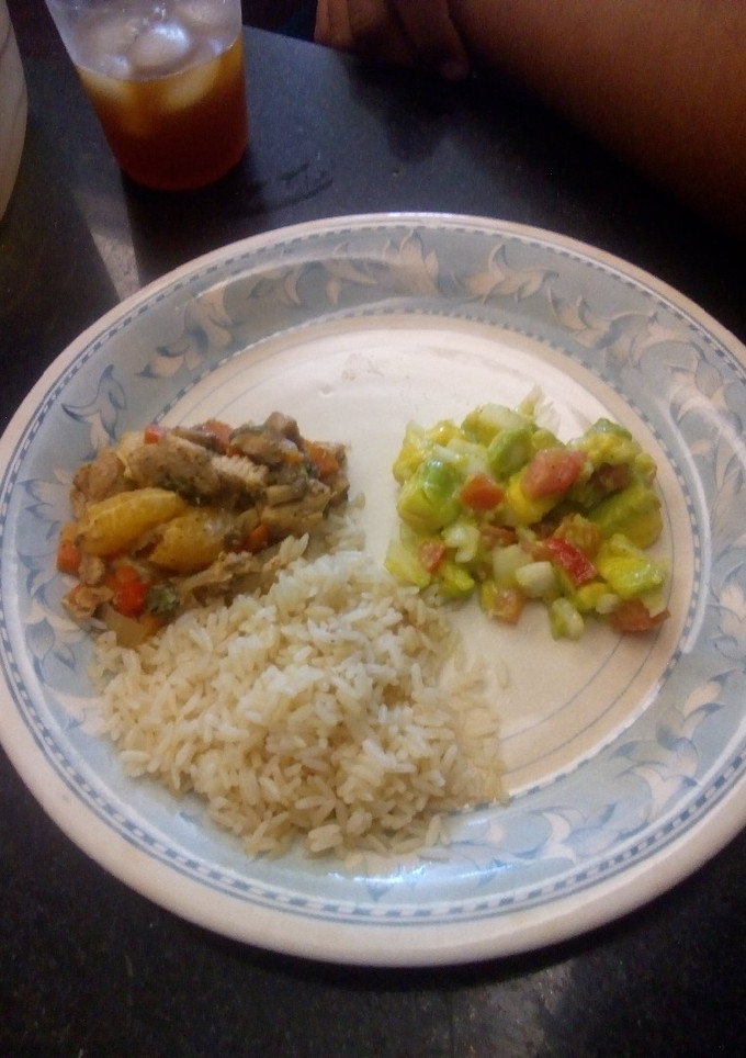 Una foto de Pollo a la mandarina, con vegetales