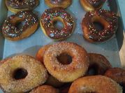 Una foto de donas en sartén