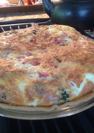 A picture of Quiche with Ham and Asparagus.