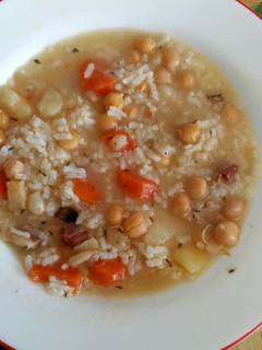 Una foto de Cocido con Conejo Garbanzos y Arroz