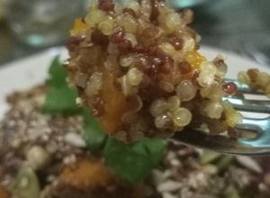 Una foto de Ensalada vegana tibia de quinoa (🌱)