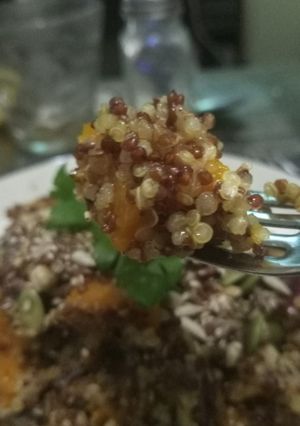 Una foto de Ensalada vegana tibia de quinoa (🌱)