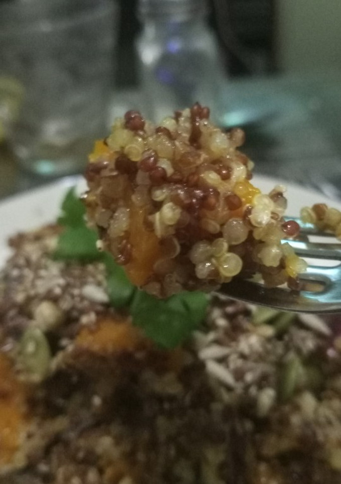 Una foto de Ensalada vegana tibia de quinoa (🌱)