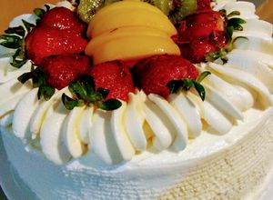 Una foto de Torta fría con relleno de durazno