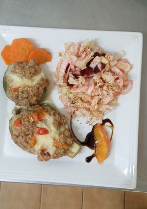 Una foto de Berenjenas y zapallitos rellenos c/ ensalada de akusai