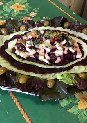 Une photo de Salade composée laitue, concombre, betteraves et olives