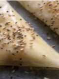 Samosas de masa filo, con relleno de quesos y Compota de Nísperos