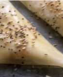Samosas de masa filo, con relleno de quesos y Compota de Nísperos