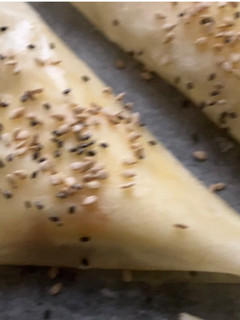 Una foto de Samosas de masa filo, con relleno de quesos y Compota de Nísperos
