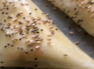 Una foto de Samosas de masa filo, con relleno de quesos y Compota de Nísperos