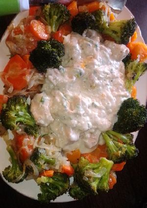 Una foto de Pollo al verdeo con guarnición de verduras