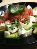 Ensalada de aguacate con tomate y mozzarella al albahaca