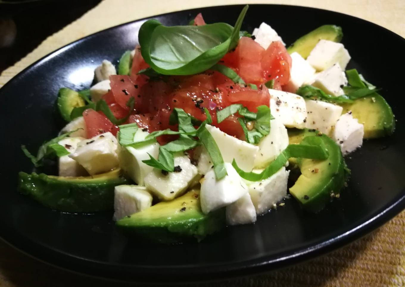 Ensalada de aguacate con tomate y mozzarella al albahaca