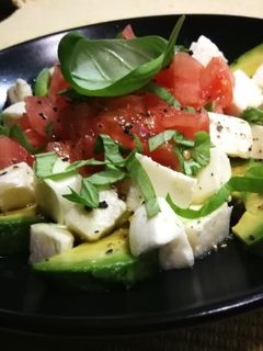Una foto de Ensalada de aguacate con tomate y mozzarella al albahaca