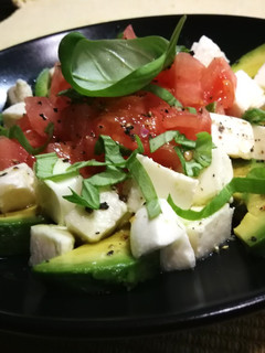 Una foto de Ensalada de aguacate con tomate y mozzarella al albahaca