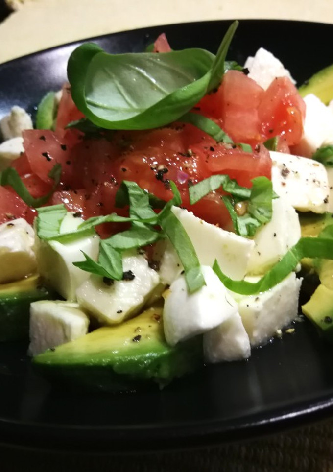 Una foto de Ensalada de aguacate con tomate y mozzarella al albahaca